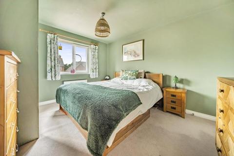 6 Bartone Place, Thame, OX9 3ED