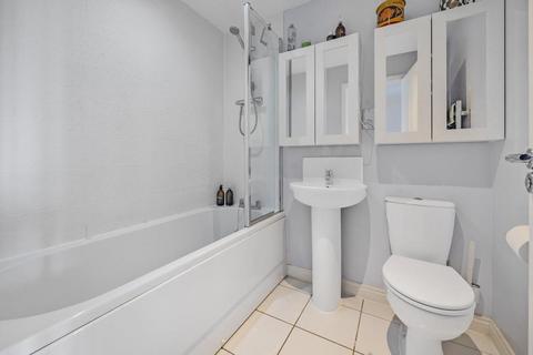 6 Bartone Place, Thame, OX9 3ED