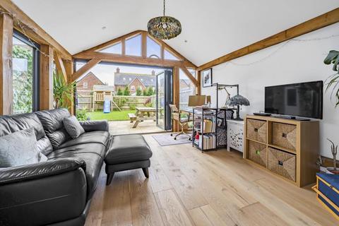 6 Bartone Place, Thame, OX9 3ED