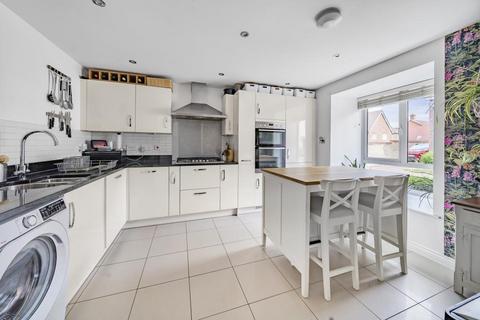 6 Bartone Place, Thame, OX9 3ED