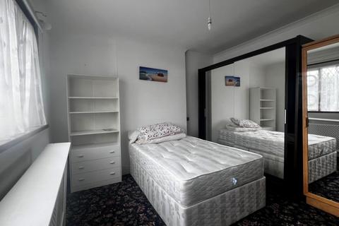 House share to rent, Staverton Road, Willesden Green, NW2