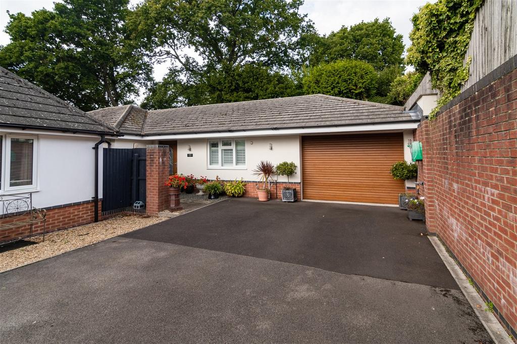 Badgers Walk, Bournemouth, BH10 5BY 3 bed detached bungalow for sale