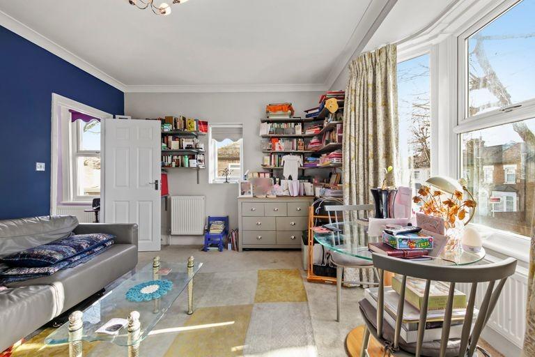 New City Road, London, E13 1 bed flat £300,000