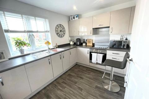 2 bedroom flat for sale, Thackeray Drive, Northfleet, Gravesend, DA11