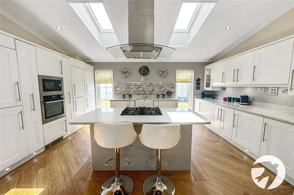 Peninsula Crescent, Hoo, Rochester... 2 bed detached house for sale £