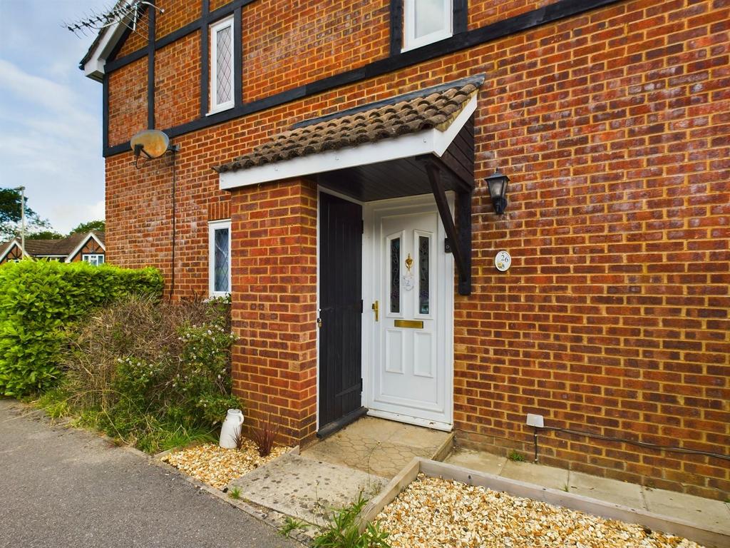Warblington Close, Tadley 1 bed terraced house to rent £1,200 pcm (£