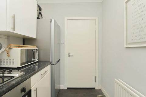 7/6 Loganlea Road, Edinburgh, EH7 6NL