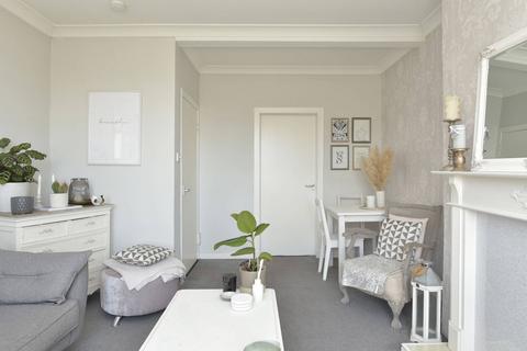 7/6 Loganlea Road, Edinburgh, EH7 6NL