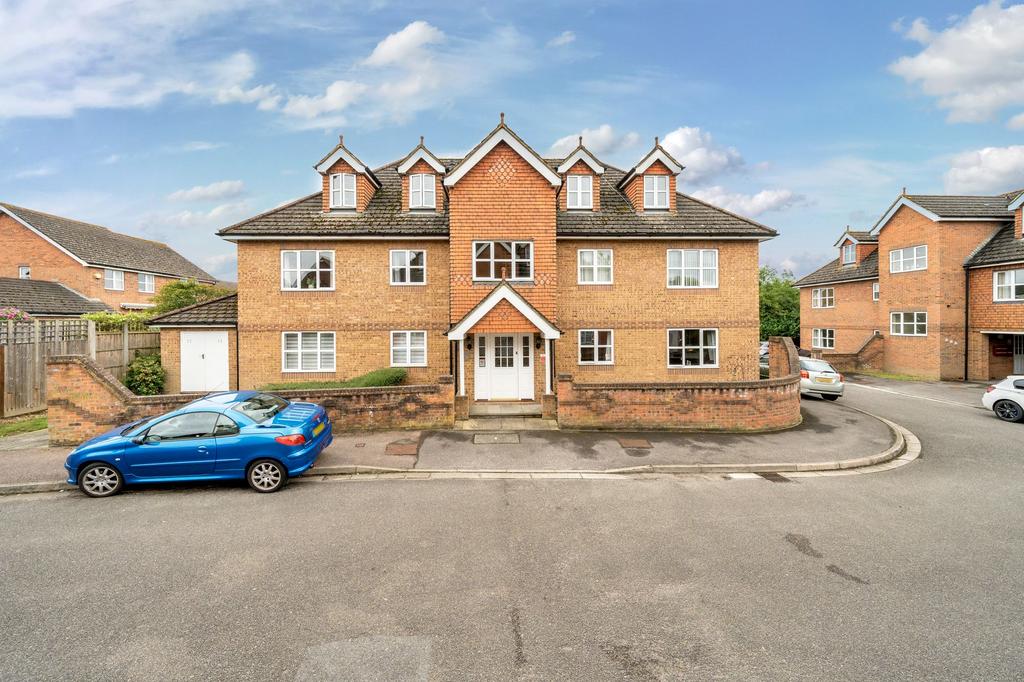 Riverview Gardens, Cobham, KT11 2 bed ground floor flat for sale £320,000