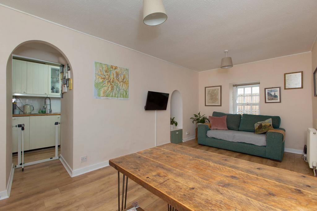 10 Newhaven Main Street, Newhaven, Edinburgh, EH6 4TA 2 bed flat for