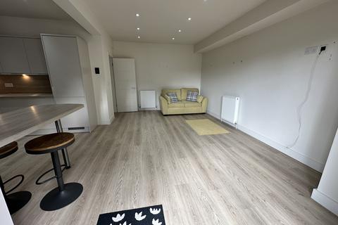 2 bedroom flat to rent - Bowfell Road, M41 5RW