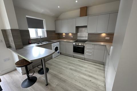 2 bedroom flat to rent - Bowfell Road, M41 5RW