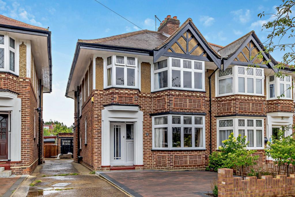 West Towers, Pinner, HA5 4 bed semidetached house £960,000