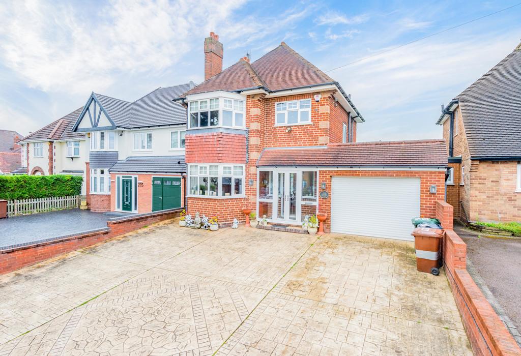 Lichfield Road, Walsall, West Midlands 3 bed detached house for sale