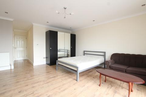 Studio to rent, Barnett Street, London