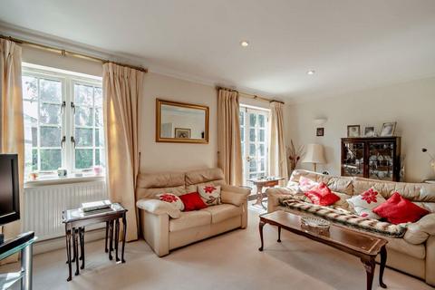 4 The Cressinghams, Epsom, KT18 5DJ