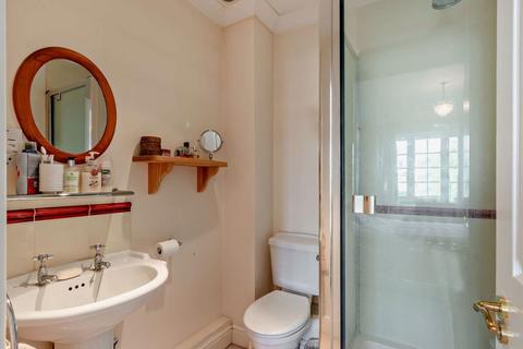 4 The Cressinghams, Epsom, KT18 5DJ