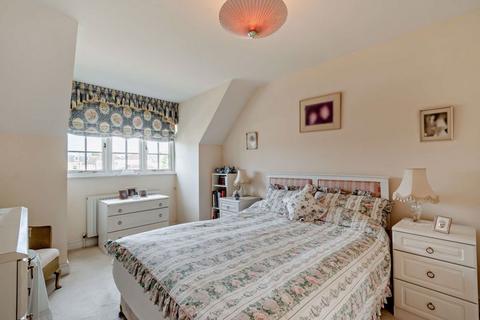 4 The Cressinghams, Epsom, KT18 5DJ