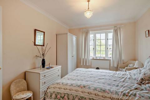 4 The Cressinghams, Epsom, KT18 5DJ
