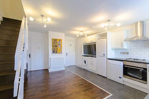 5 bedroom flat to rent, 5 bedroom flat in Crefeld Close, Hammersmith.