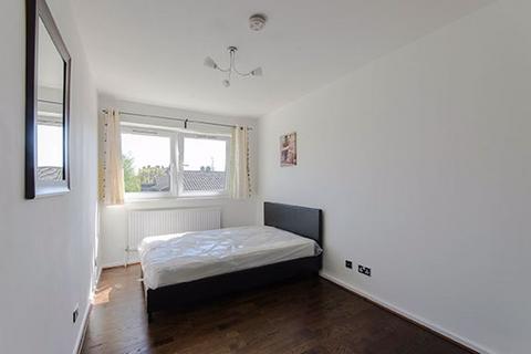 5 bedroom flat to rent, 5 bedroom flat in Crefeld Close, Hammersmith.