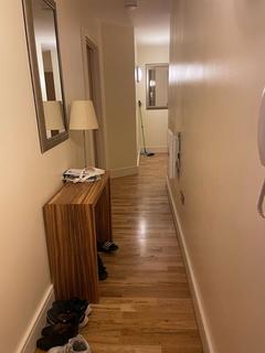2 bedroom flat to rent, 2-Bed flat in Hatton Wall, London