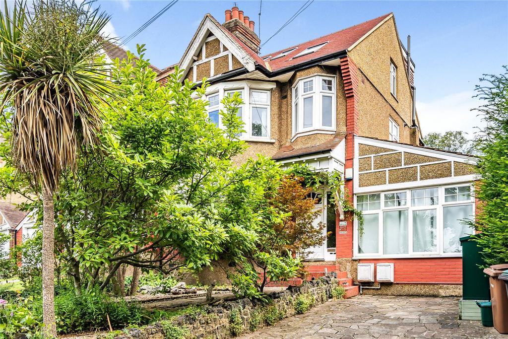 Winton Avenue, London, N11 3 bed apartment for sale £625,000