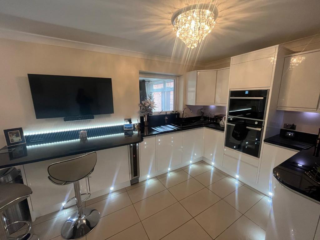Kitchen 2.jpg