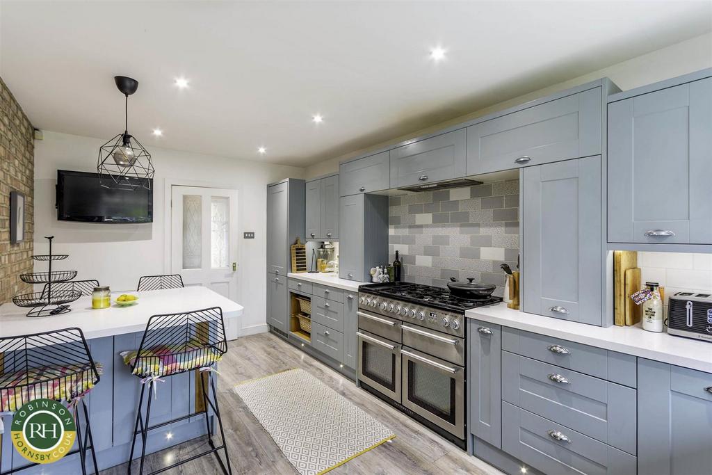 Laurold Avenue, Hatfield Woodhouse, Doncaster 5 bed detached house for