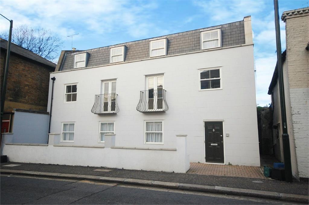 Thames Street, Hampton 2 bed apartment to rent £1,850 pcm (£427 pw)