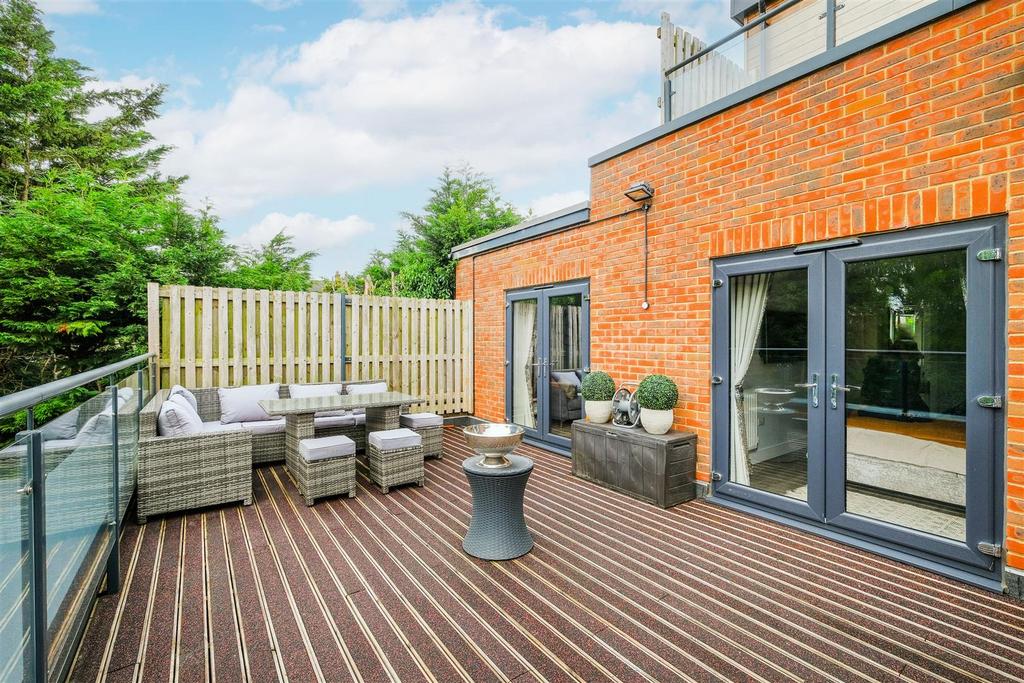 Cobalt Place Church Hill, Loughton 2 bed apartment to rent £2,000 pcm