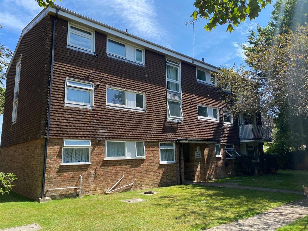 Dorchester Gardens, Worthing 2 bed flat to rent £1,150 pcm (£265 pw)