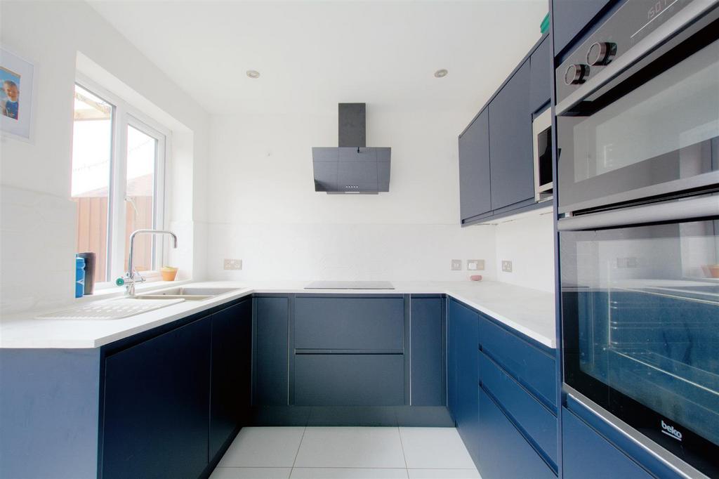 Kitchen 2.jpeg