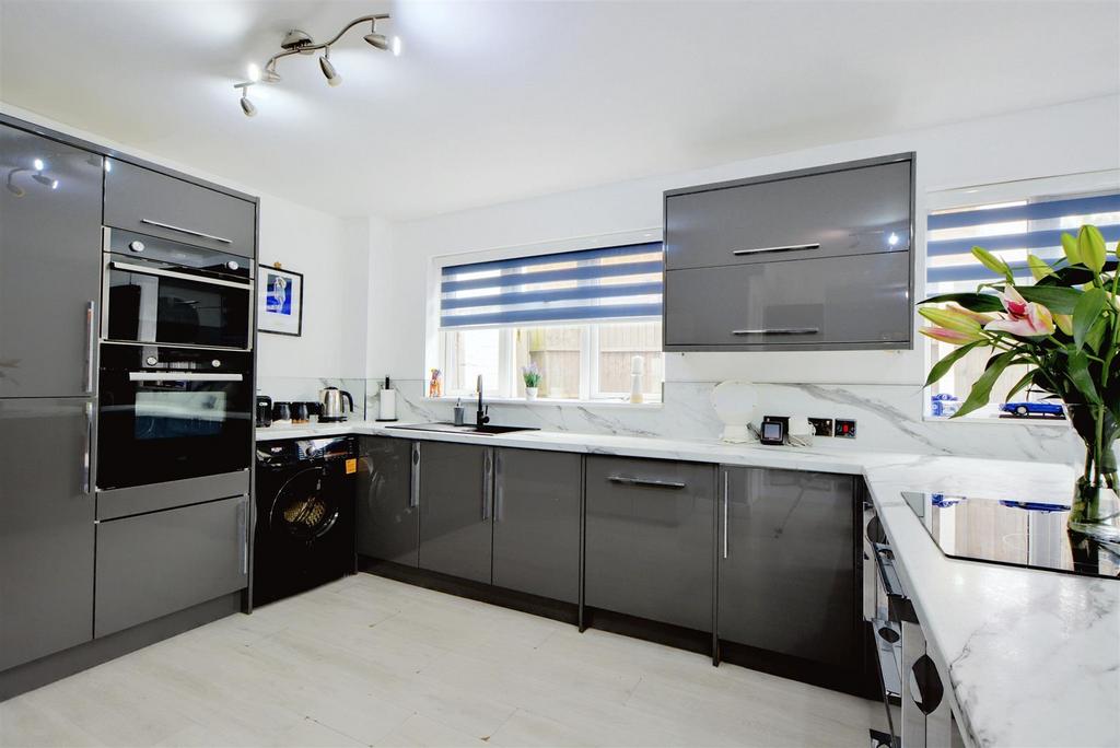 Kitchen 2.jpeg