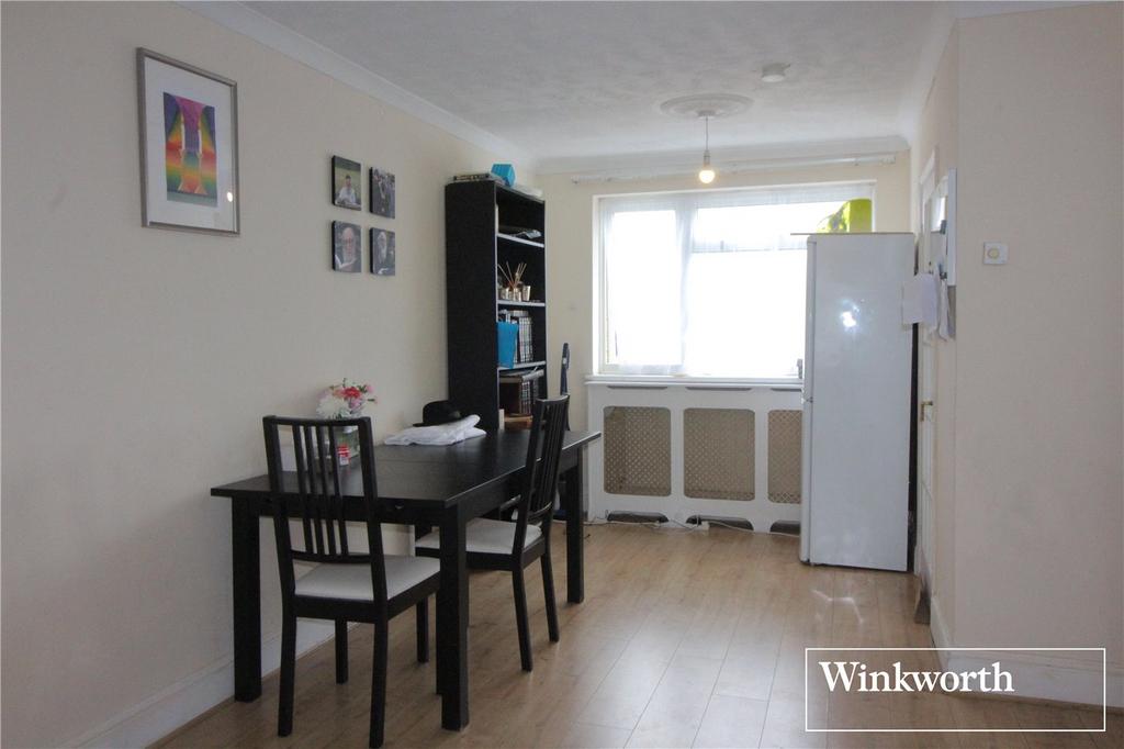 Ashdown Drive, Borehamwood... 3 bed apartment £1,800 pcm (£415 pw)
