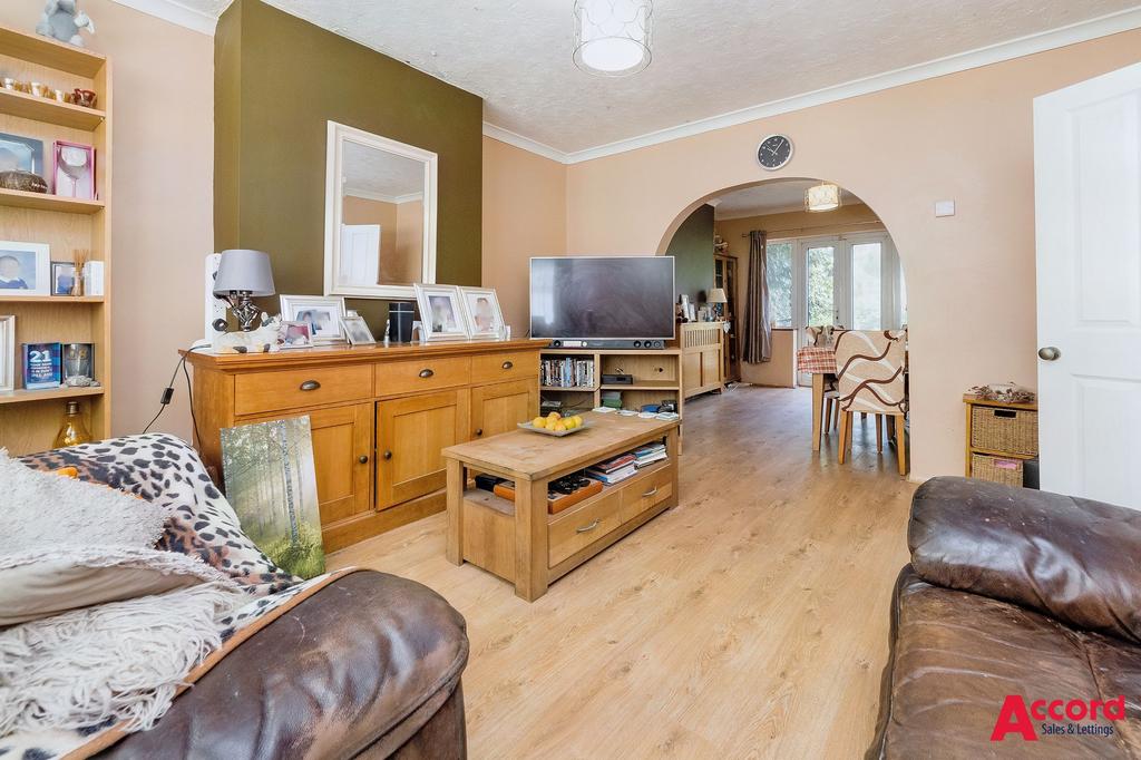 Doncaster Way, Upminster, RM14 3 bed semidetached house for sale £