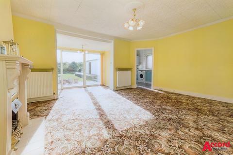 2 bedroom semi-detached bungalow for sale, Heather Close, Romford, RM1