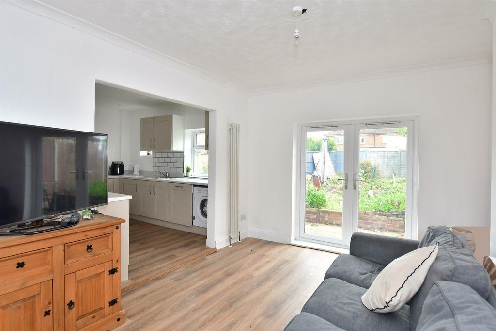 Bellscroft Close, Littlehampton, West Sussex 3 bed semidetached house