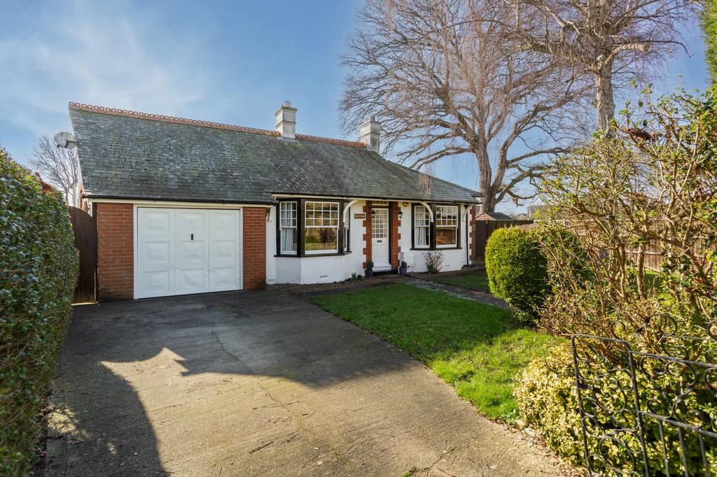 Avenue Road, Hayling Island PO11 3 bed detached bungalow for sale £500,000