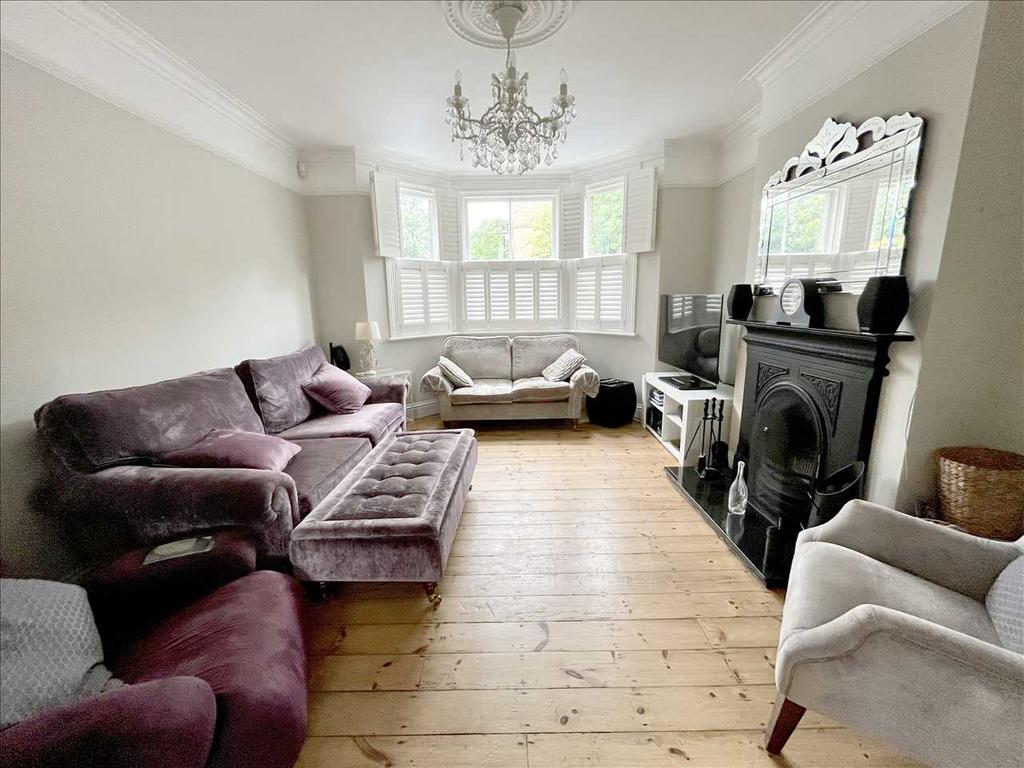 High Road, Bushey Heath, WD23. 4 bed semidetached house for sale £