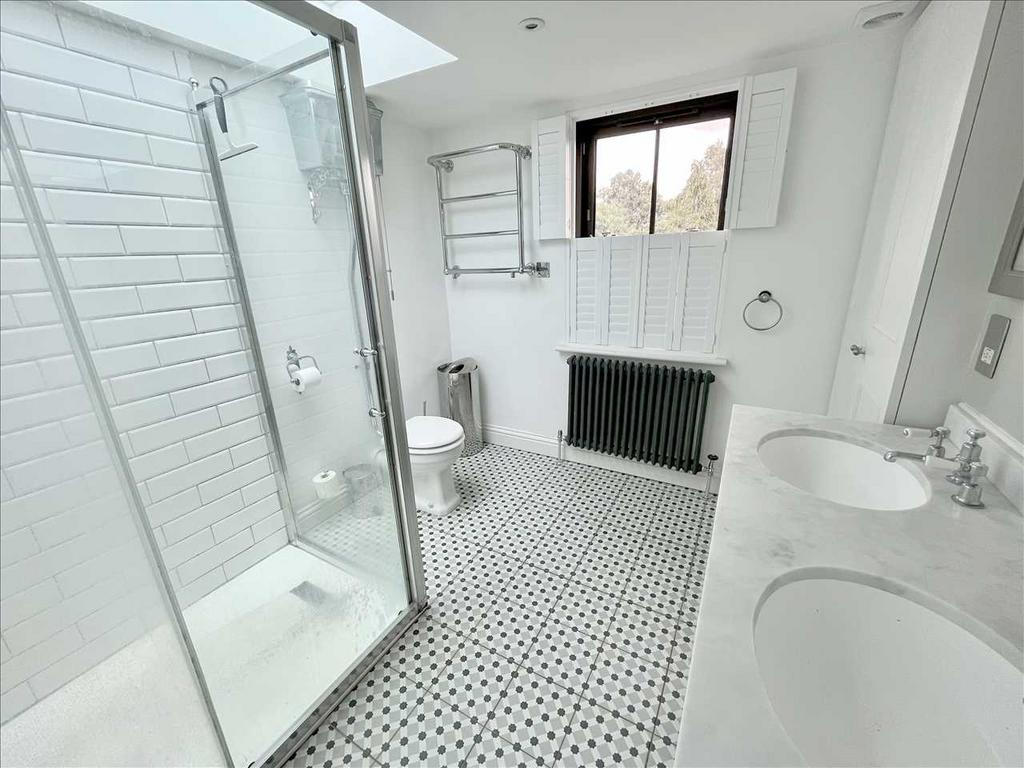 En suite shower