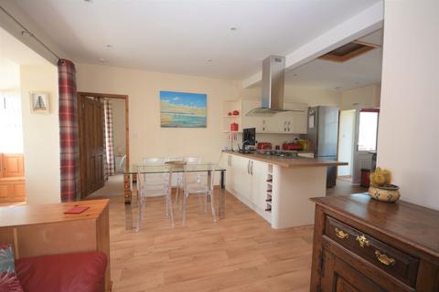 Issarn Penrhyn Drive South, Fairbourne, LL38 2DZ