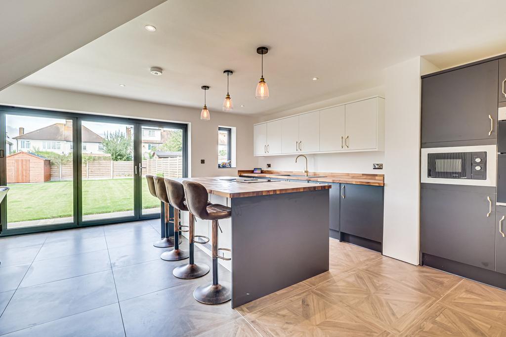Butterys, Southendonsea, SS1 5 bed detached house for sale £800,000