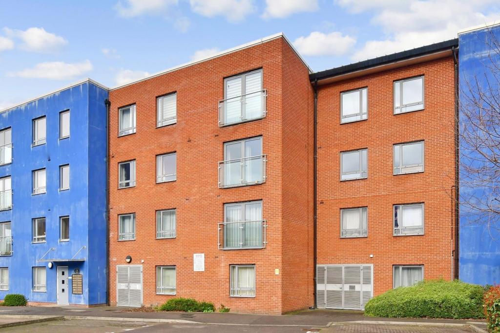 Cleeve Way Sutton SM1 2 bed apartment £1,790 pcm (£413 pw)