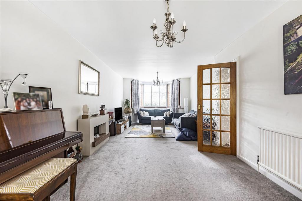 Thorndon Gardens, Epsom, KT19 5 bed detached house for sale £825,000