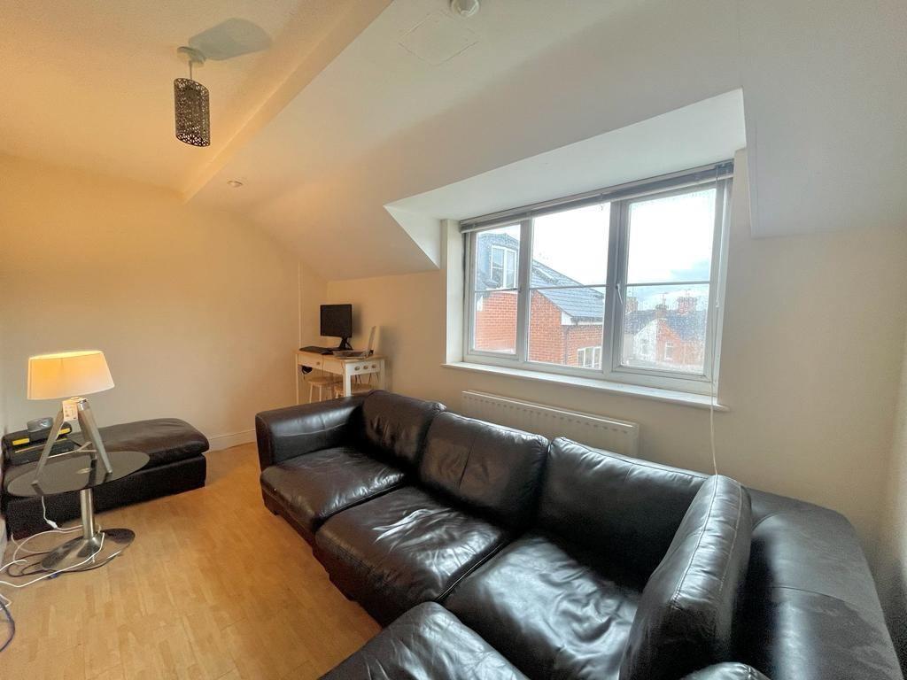 Two Bed Town Centre Apartment   Pet may be consid