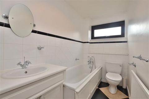1 bedroom apartment for sale, Peartree Court, Churchfields, South Woodford, E18