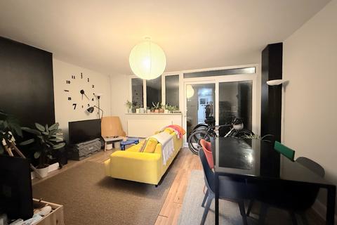 3 bedroom maisonette to rent, Hassett Road, Homerton, E9