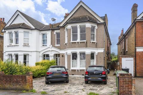 6d Thornsbeach Road, London, SE6 1DX