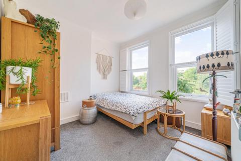 6d Thornsbeach Road, London, SE6 1DX